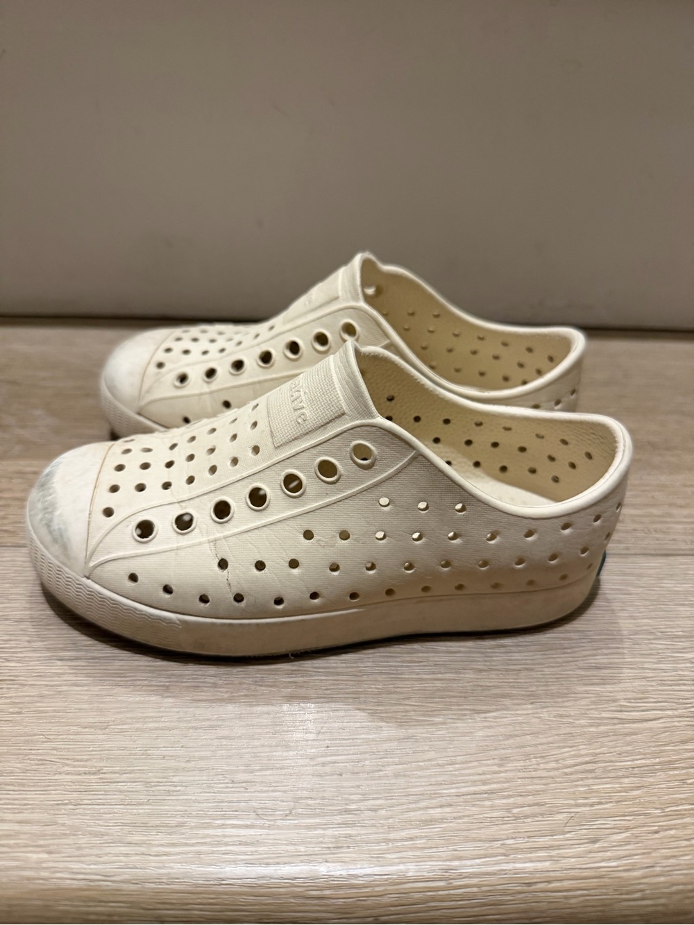Native size 10 toddler bone Slip-On Perforated Casual Sneakers in Off-White